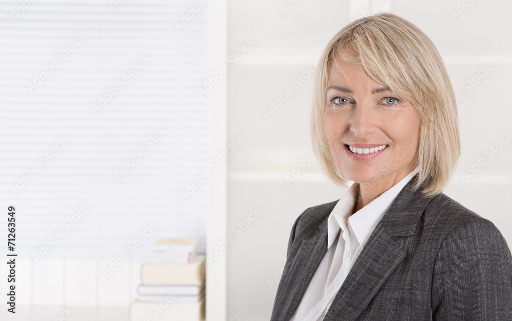 Lachende blonde Frau in leitender Position Lachende blonde Frau in leitender Position