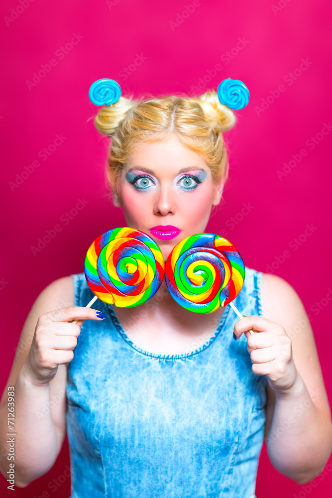Blonde Schönheit mit Lollipops in der Hand
