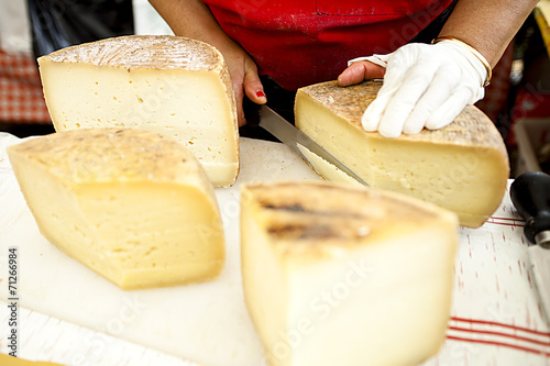 Forme di formaggio italiano pecorino al mercato photo