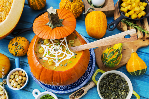 Obraz na płótnie Halloween party, Traditional seasonal pumpkin soup w salonie