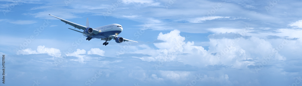 Naklejka premium Samolot odrzutowy w pochmurne niebo