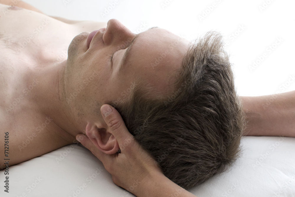 Masseurin hält Kopf in Entspannungslage Masseurin hält Kopf in Entspannungslage