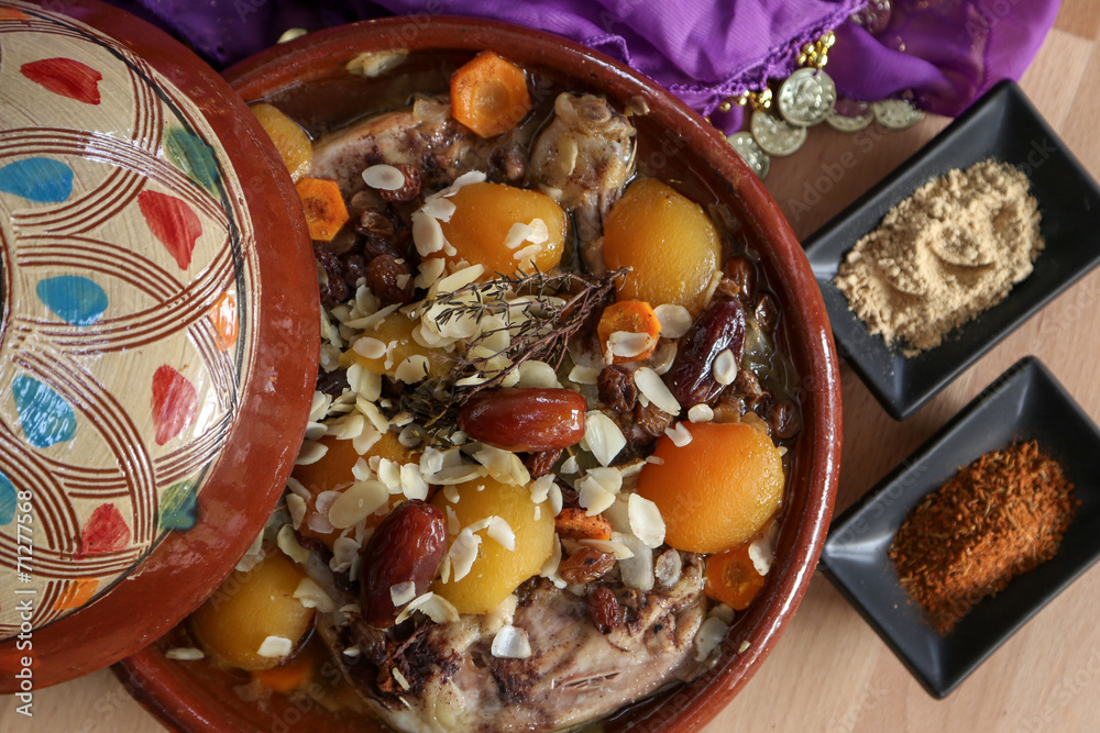 Naklejka premium tajine de poulet 7