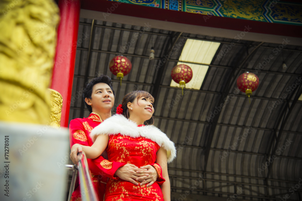 Obraz premium Lovely couple with qipao suit hug in Chinese temple