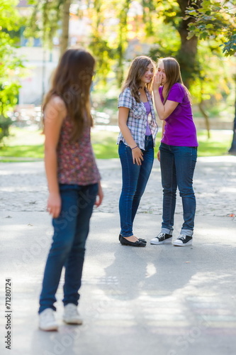 Εκτύπωση καμβά Envious girls talking behind her girlfriend