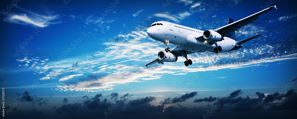 Obraz premium Odrzutowiec w niebo zachód słońca