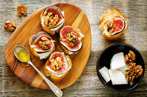 bruschetta with figs, honey, goat cheese and walnuts