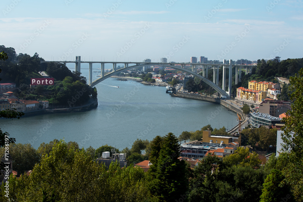 Porto Brücke zur Meerseite