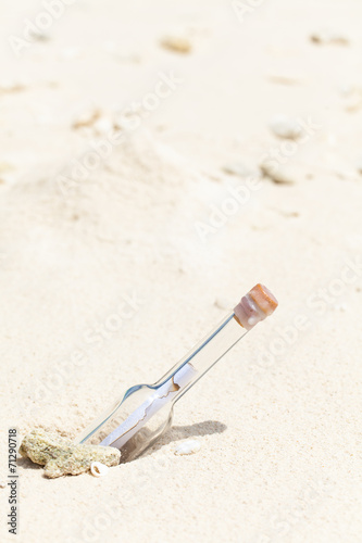 Rest in Paradise - Malediven - Flaschenpost im Sand