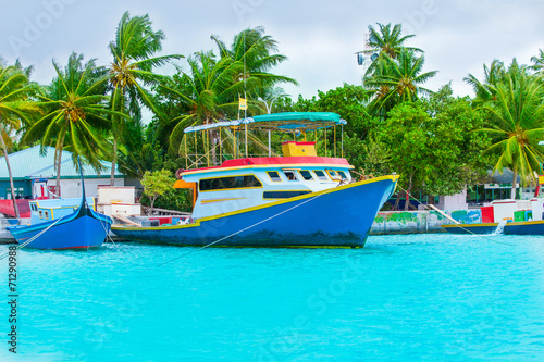 Rest in Paradise - Malediven - Buntes Boot auf dem Meer