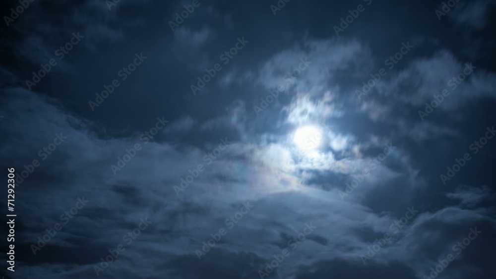 Full moon crossing over with clouds | 4K time lapse