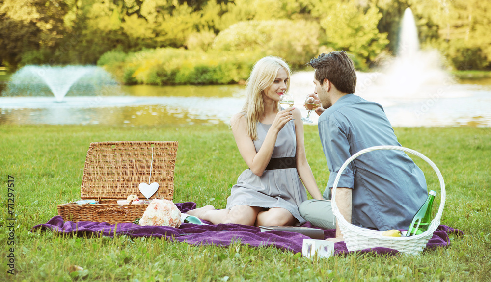 Young couple on the picnic - obrazy, fototapety, plakaty 