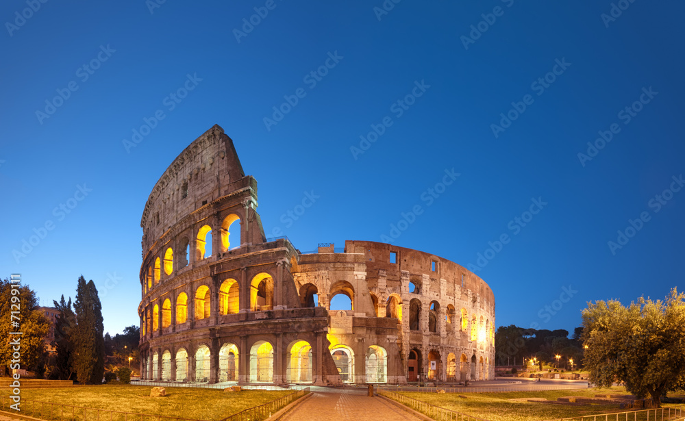 Naklejka premium Koloseum w nocy. Rzym - Włochy