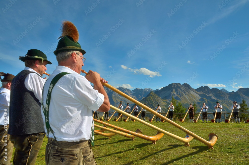 Naklejka premium Konzert mit Alphorn im Gebirge