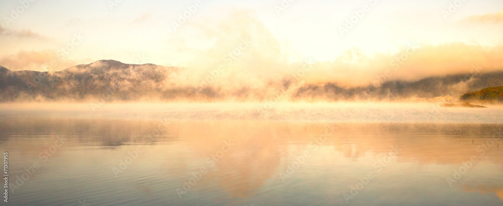 Fototapeta premium 湖と霧