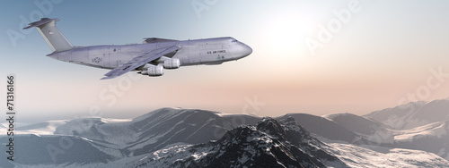 Militärisches Grossraum Transportflugzeug im Flug über Berge
