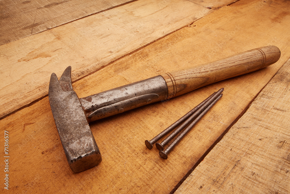 Zimmermann Hammer auf Holz
