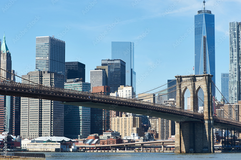 Naklejka premium Brooklyn Bridge z dolnym Manhattanem