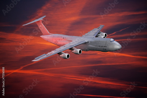 Milit  risches Grossraum Transportflugzeug im Flug