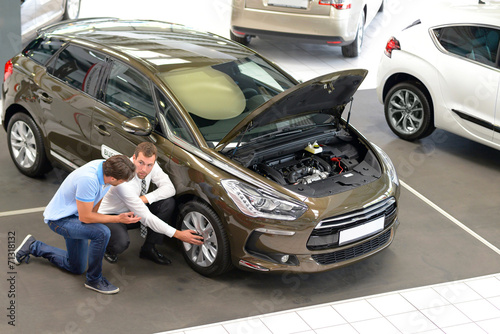 Beratung im Autohaus // sale of cars © industrieblick