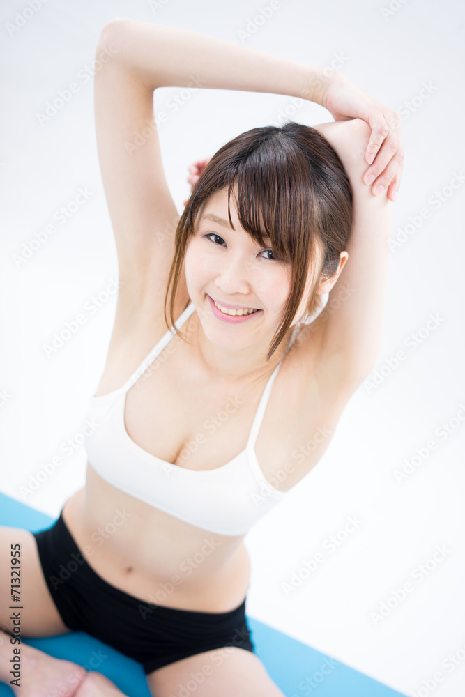 ストレッチする女性 ストレッチする女性