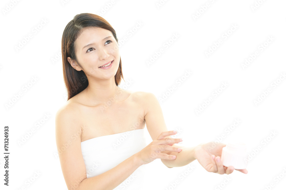 スキンケアをする女性
