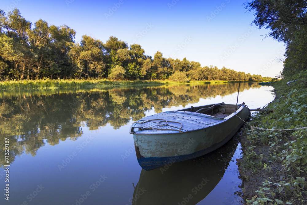 Лодка на реке