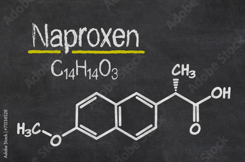 Schiefertafel mit der chemischen Formel von Naproxen