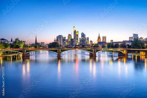 Frankfurt Skyline bei Nacht © eyetronic