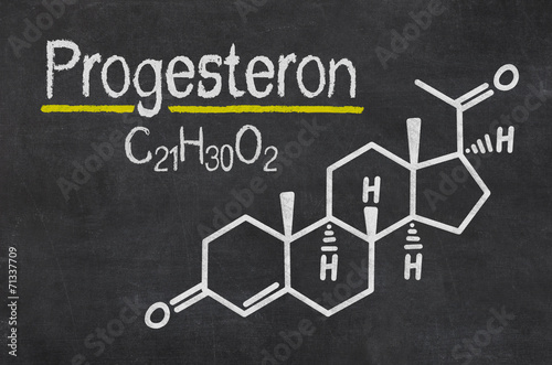 Schiefertafel mit der chemischen Formel von Progesteron photo