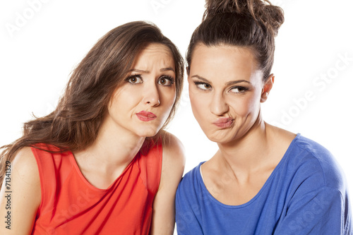 Εκτύπωση καμβά Two beautiful young women complain