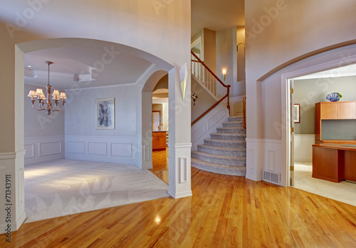 Obraz na plátně Luxury house interior with archways and high ceiling