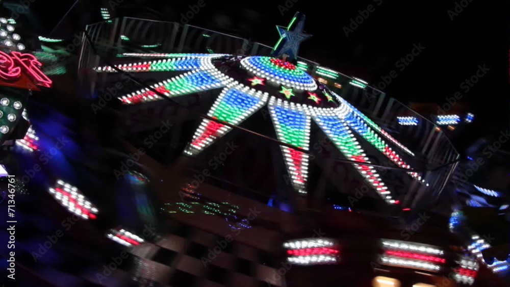 Beleuchtetes Fahrgeschäft auf dem Volksfest