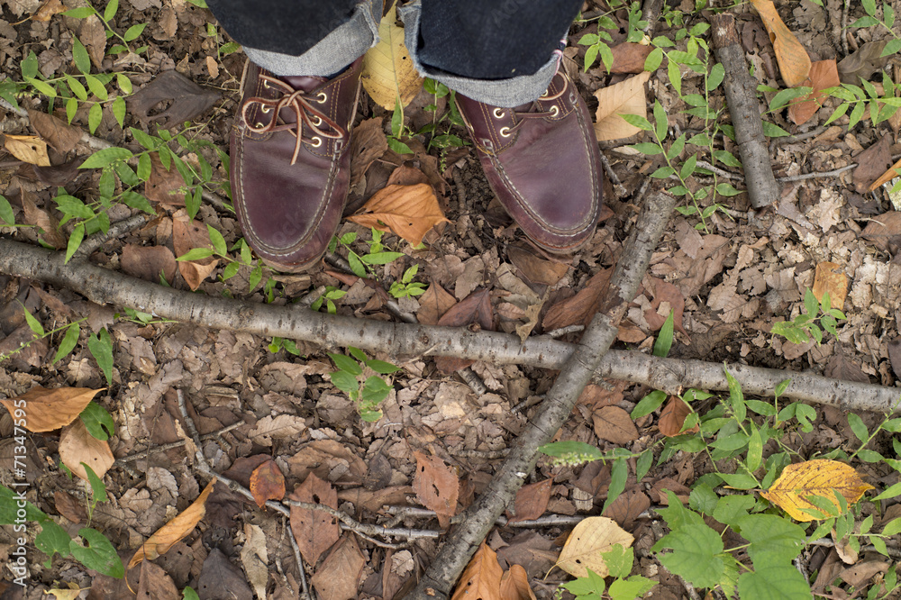 Fototapeta premium Men standing on the dead leaves