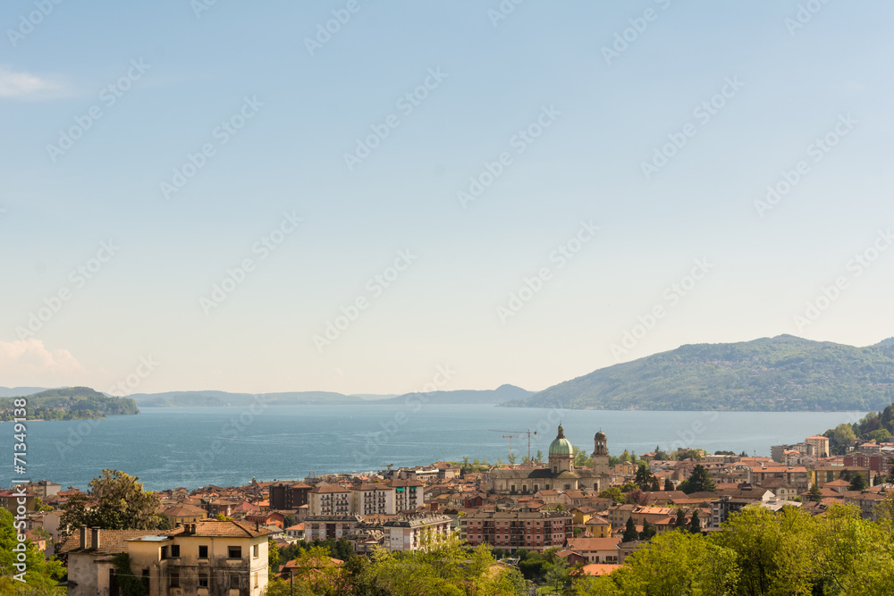 Blick über Verbania und den Lago Maggiore in Italien