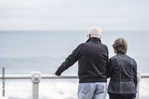 Pareja de ancianos frente al mar