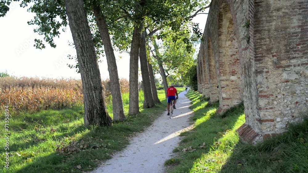 Uomo che pedala in bici, allenamento, corsa