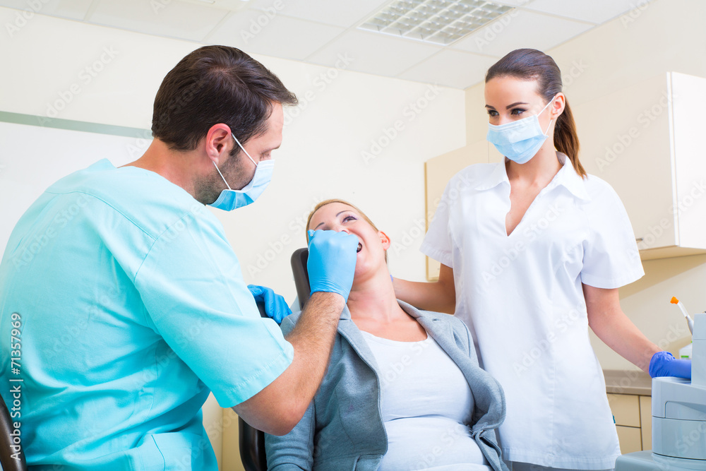 Fototapeta premium Untersuchung beim Zahnarzt