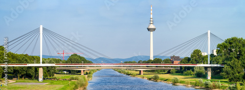 Tableau sur toile Neckarsteg mit Mannheimer Fernmeldeturm im Hintergrund