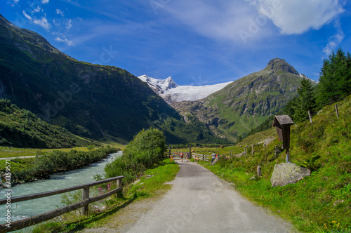 Blick auf Großvenediger aus dem Tal