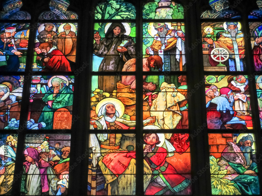 Fototapeta premium Kirchenfenster im Veitsdom in Prag