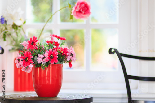 red vase flower © Peera