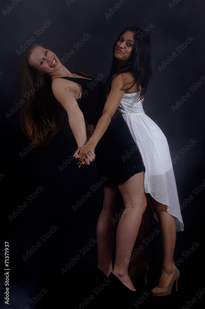 Fototapeta premium zwei hübsche Freundinnen tanzen