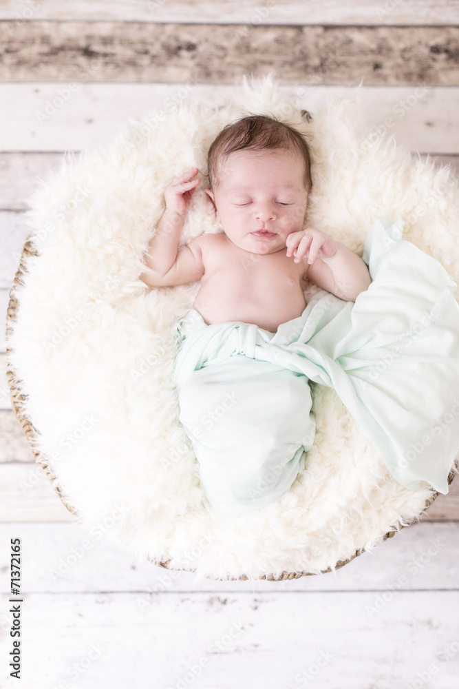 Newborn Kleine Prinzessin in einem Körbchen liegend Newborn Kleine Prinzessin in einem Körbchen liegend