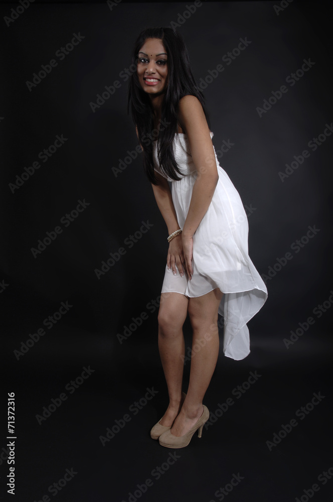 schöne Asiatin in weissem Minikleid schöne Asiatin in weissem Minikleid