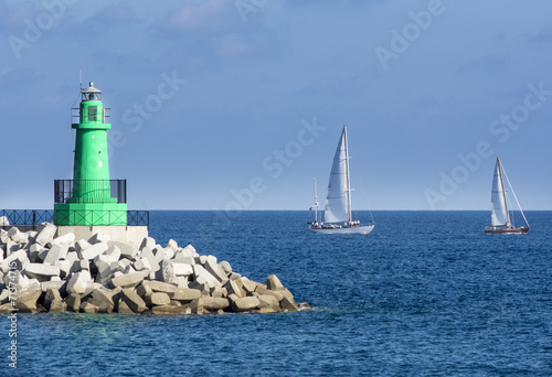 Wallpaper Mural barche a vela costeggiano il faro Torontodigital.ca