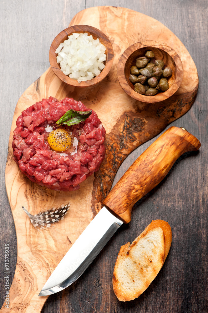 Beef tartar with capers and fresh onions