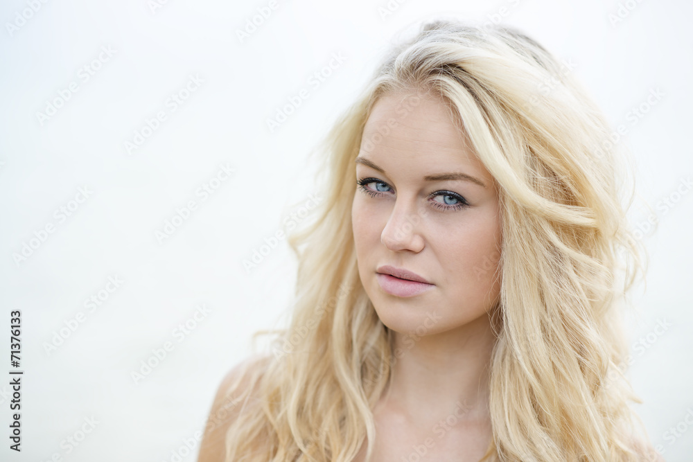 Naklejka premium Blond dziewczyna jasny portret