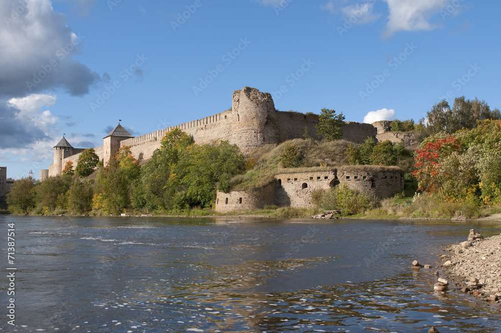 Вид на Ивангородскую крепость ранней осенью