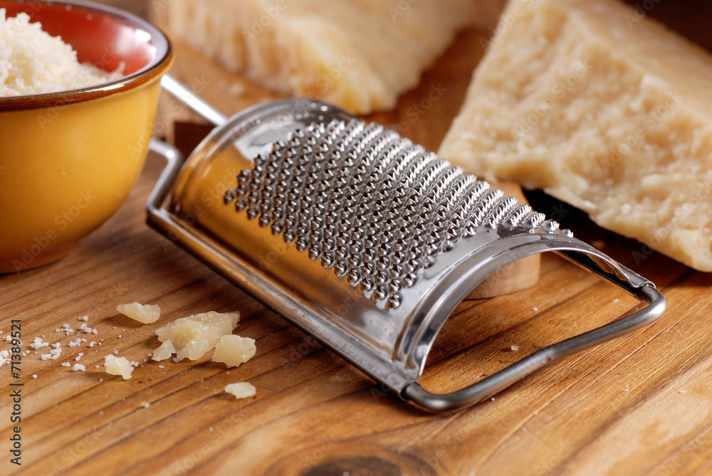 grattugia di acciaio inox con formaggio parmigiano Stock Photo